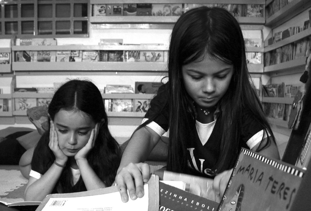 kids-reading-3-1470506_cropped